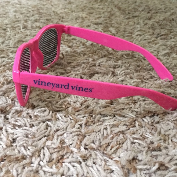NEW Vineyard Vines classic whale pink sunglasses - Picture 3 of 5